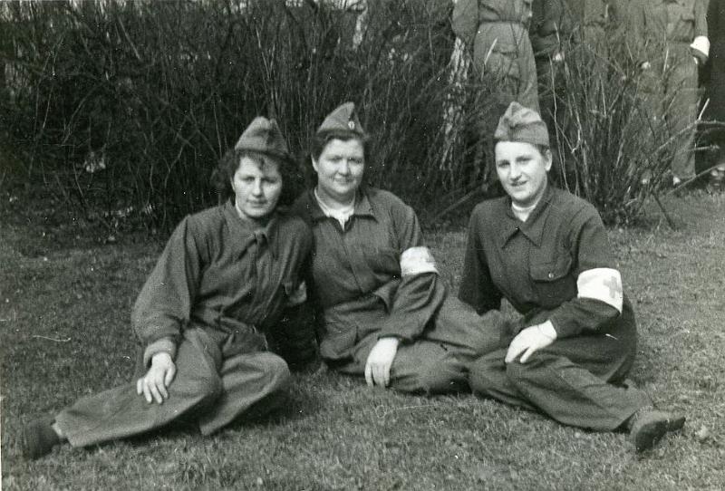 KKE 2354.jpg - Fot. Na szkoleniu. Od lewej: Maria Kołakowska (z domu Bujko) – mama Janusza Kołakowskiego, Gdynia - szkolenie PCK, 1954 r.